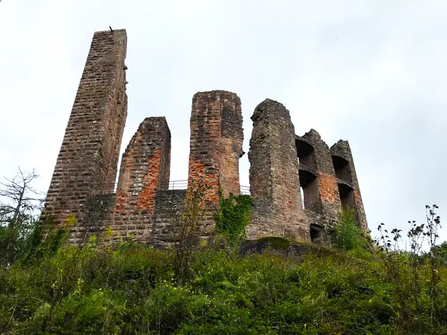 Wie Zähne ragen die Mauerreste der Burgruine Ramburg in den Himmel  | Foto: B. Bender