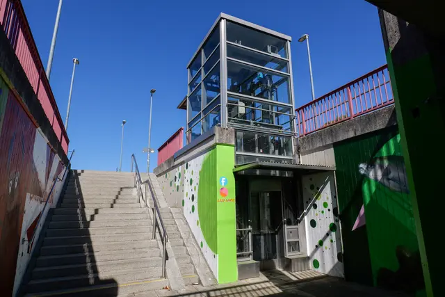 Von außen wirkt der Aufzug modern – doch seit Juli 2022 ist er außer Betrieb und sorgt für Ärger bei Fahrgästen. | Foto: Erik Stegner