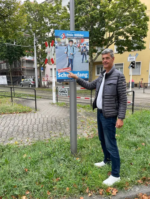 Dr. Michael Kost vor einem der Plakate auf dem Lindenhof | Foto: Aljoscha Kertesz