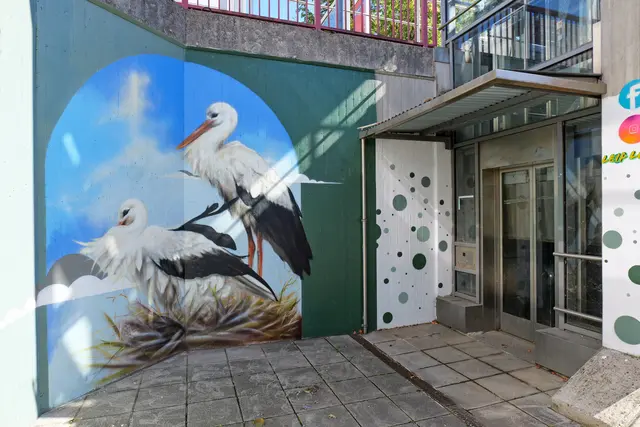 Storchengraffiti trifft Realität: Am Aufzug des Bahnhofs Bruchmühlbach-Miesau leuchtet die Kunst, doch die Technik bleibt seit 2022 außer Betrieb. | Foto: Erik Stegner