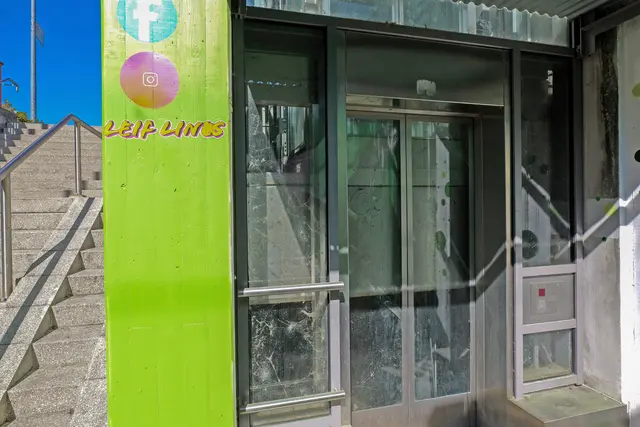 Zustand der Realität: Verdreckte Scheiben und Spinnenweben prägen das Bild der defekten Aufzugsanlage am Bahnhof Bruchmühlbach-Miesau. | Foto: Erik Stegner