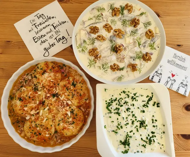 Fast alles Käse! Oder so kann man Handkäse, Quark und Heringssalat auch auf einer Pfäzerwald Hütte servieren | Foto: Rudi Birkmeyer