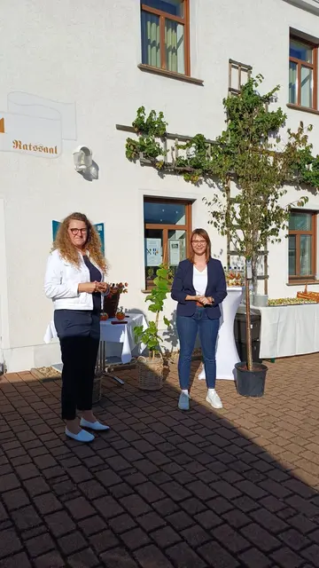 Bürgermeisterin Katharina Kimmich und Bürgermeisterin Andrea Beger bei der Geschenkübergabe | Foto: Gemeinde