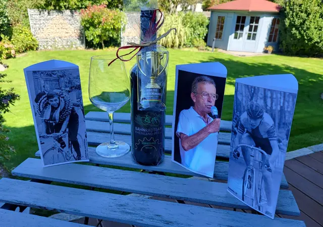 Erst heute habe ich mir den tollen Pokal mit der edlen Flasche Rotwein, den mir Jockel Faulhaber als Gastgeschenk zum 6. Treffen in Hatzenbühl übereichte, genauer angeschaut!
Diese tolle Wertschätzung ging mir sehr unter die Haut. Danke lieber Jockel!!! | Foto: Rudi Birkmeyer