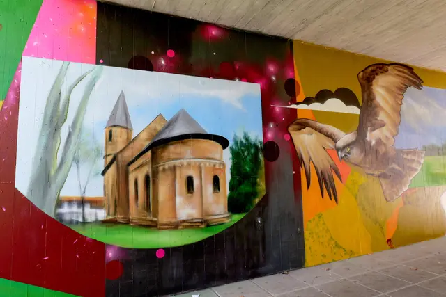 Regionale Motive wie Kirche und Greifvogel prägen die Graffiti des Mainzer Künstlers Leif-Eric Möller in der Unterführung. | Foto: Erik Stegner