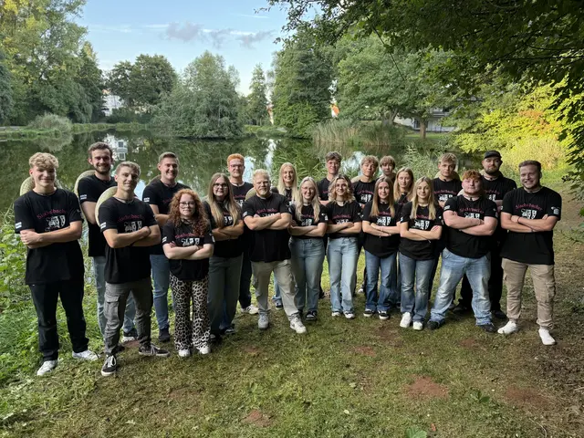 Lassen die Jubiläumskerwe hochleben: die aktuelle Straußjugend von Siegelbach | Foto: Tim Altschuck