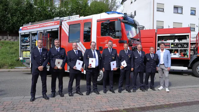 Wehrführer Jörg Tremmel, Florian Jung, Achim Zschunke, Harald Laier, Stefan Terner, Hendrik Braun, stv. Wehrleiter Danny Schulz, Wehrleiter Christian Scheidel und Bürgermeister Harald Westrich | Foto: Feuerwehr VG Otterbach-Otterberg