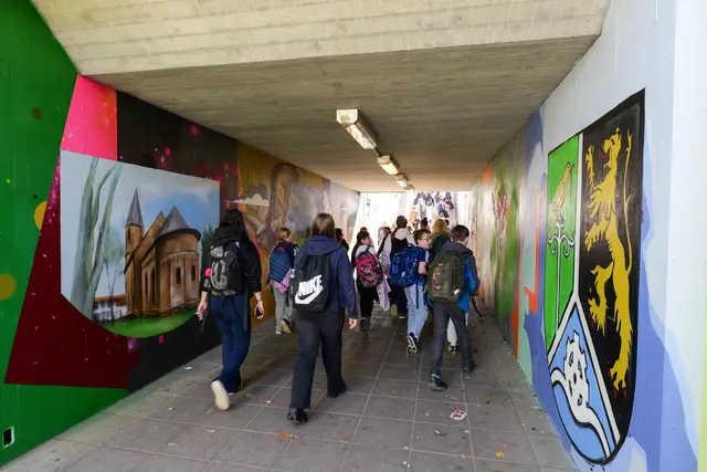 Täglich frequentiert: Besonders viele Schüler nutzen die neu gestaltete Unterführung am Bahnhof Bruchmühlbach-Miesau. | Foto: Erik Stegner