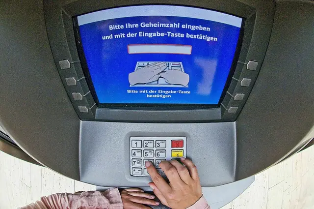 Der Senior ließ versehentlich eine Plastikhülle mit Ausweisdokumenten sowie seiner Bankkarte am Automaten zurück | Foto: www.polizei-beratung.de