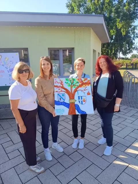 Bürgermeisterin Katharina Kimmich und Hauptamtsleiterin Michaela Schmidt mit der Leitung der Kindertagesstätte Kinderland | Foto: Gemeinde