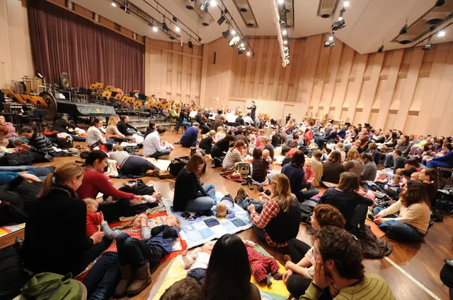 Die Musikerinnen und Musiker des Ensembles der Deutschen Staatsphilharmonie bewegen sich bei diesen Konzerten im Raum, so dass die Kleinkinder vom Klang der Musik umgeben sind | Foto: Ulrich Oberst