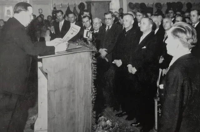 Der damalige Ministerpräsident Peter Altmeier beim Festakt zur Stadterhebung am 1.10.1950 im Gasthaus zum Ochsen | Foto: Selinger, Gehrard: 1950-2000 Schifferstadt – Bilder aus einem halben Jahrhundert