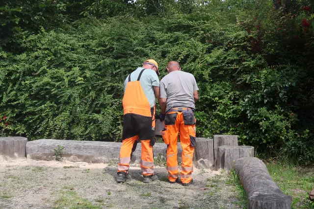 Die Stadt Landau bringt an stark betroffenen öffentlichen Flächen Kieselgur aus. | Foto: Stadt Landau in der Pfalz
