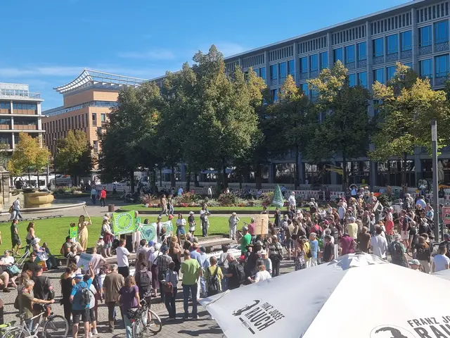 Viele Menschen waren zur Demo gekommen - hier bei der Abschlusskundgebung am Paradeplatz. | Foto: BAS