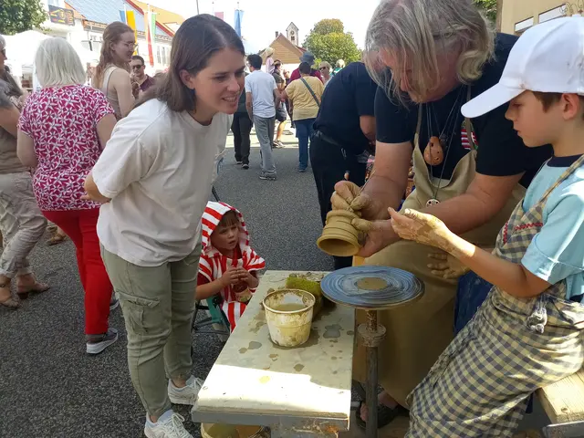 Dieser junge Mann übte sich im Töpfern | Foto: Anja Stemler