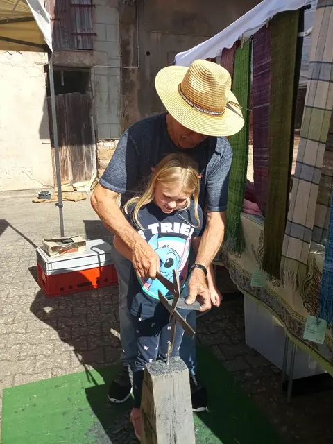 Diese junge Dame stellte ein Herz aus einer Schieferplatte her | Foto: Anja Stemler