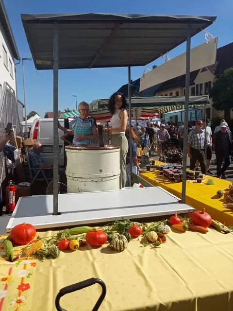 Die Latwerge im Kessel muss ständig gerührt werden | Foto: Anja Stemler
