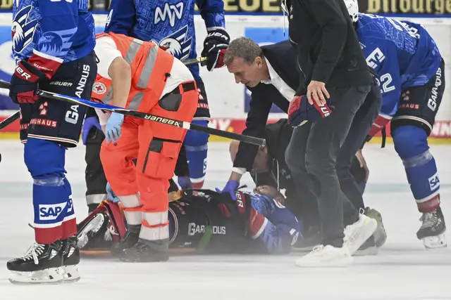 Mannheims Luke Esposito wird verletzt vom Eis gebracht. | Foto: Ruffler/PIX-Sportfotos