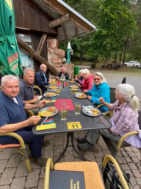 Gruppe beim Essen | Foto: Ich
