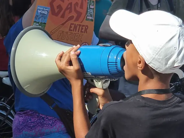 Mit Megaphonen wurden lautstark die Forderungen zu Gehör gebracht. | Foto: BAS