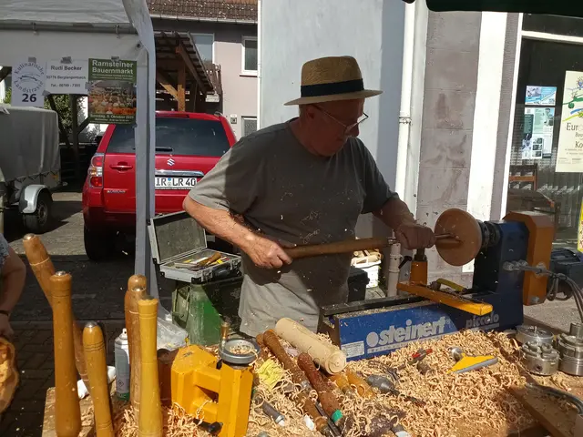Einem Profi beim Drechseln zugeschaut. Da flogen die Späne. | Foto: Anja Stemler