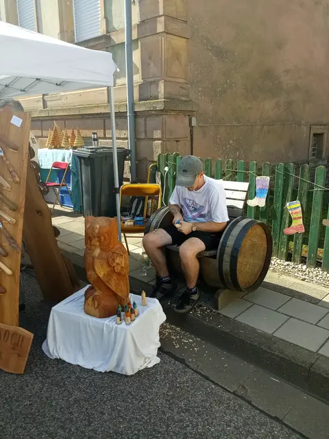 Beim Schnitzen kann man auch zusehen | Foto: Anja Stemler