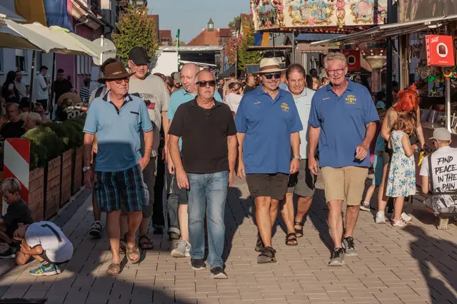 Kerwe in Wörth - Spaziergang entlang der Buden in der Ottstraße | Foto: Paul Needham