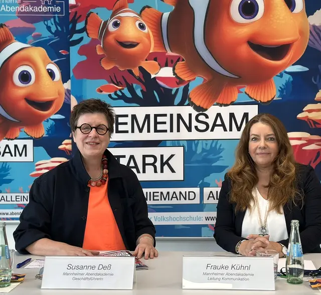 Susanne Deß, Geschäftsführerin der Mannheimer Abendakademie (links), sowie Frauke Kühnl, Leitung Kommunikation Mannheimer Abendakademie bei der Vorstellung des neuen Programms. | Foto: Abendakademie Mannheim