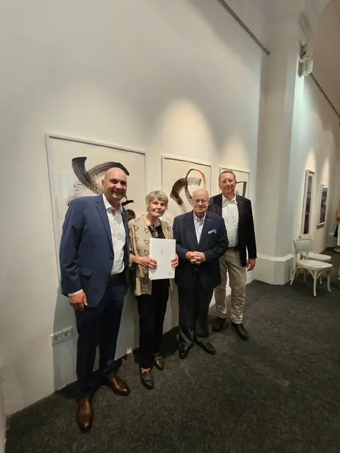 Erika Klos mit Manfred Schulz (links), Kulturreferatsleiter Christoph Dammann (rechts) und Reinhold Gondrom von der Sparkassenstiftung | Foto: Stadt Kaiserslautern