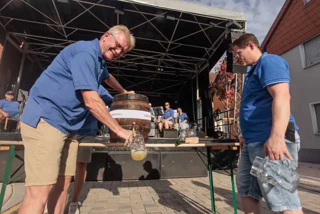 Fassanstich durch Ortsvorsteher Helmut Wesper | Foto: Paul Needham