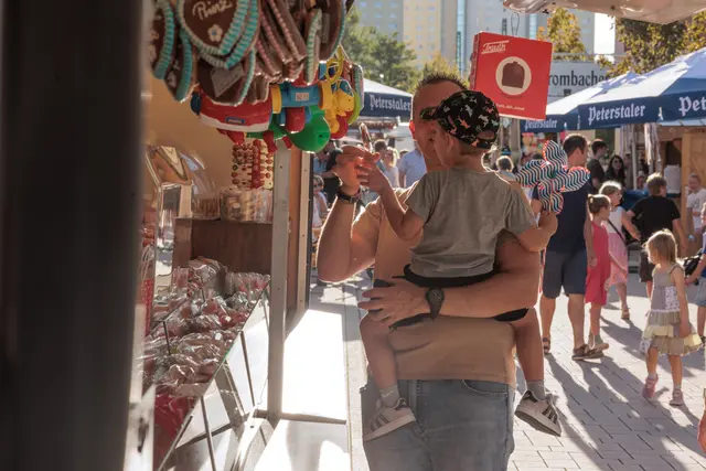 Kerwe in Wörth - Spaziergang entlang der Buden in der Ottstraße | Foto: Paul Needham