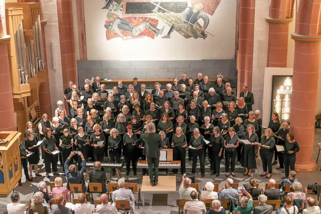 Gemeinsames Nachtlied des Neustadter Figuralchors, des Chors der Liedertafel und der Stiftskantorei | Foto: Mario Schaaf