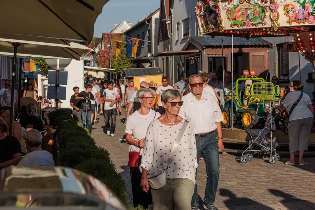 Kerwe in Wörth - Spaziergang entlang der Buden in der Ottstraße | Foto: Paul Needham