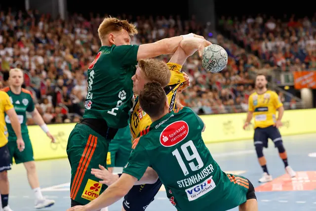 Gegen die beiden TSV-Spieler Wilhelm Poulsen und Marius Steinhauser ist für Haukur Thrastarson (Mitte) kaum ein Durchkommen.  | Foto: Petrow/PIX-Sportfotos