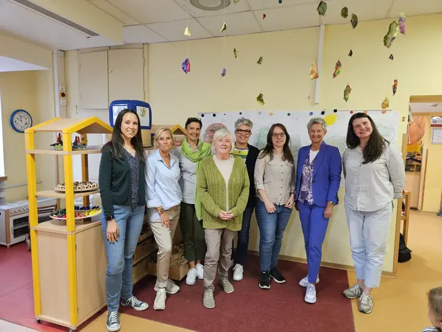 Von links: Katie Kozak, Kitaleiterin Susanne Christmann, Kerstin Klein vom Referat Streitkräfte / US-Stabilisierungsprogramm des Ministerium des Innern und für Sport Rheinland-Pfalz, Christine Dodd, von der städtischen Abteilung Kindertagesbetreuung Leiterin Nicole Simgen, die Hospitantin der Kita Hauptstuhl, Oberbürgermeisteirn Beate Kimmel und Caroline Moor | Foto: Stadt Kaiserslautern