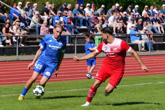 340 Zuschauer sehen in der Spesbach den 4:1-Heimsieg des FK Pirmasens – U21-Spieler Noah Stilb überzeugt auf der rechten Außenverteidigerposition. | Foto: Erik Stegner