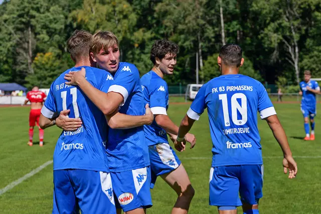 Jubel beim FK Pirmasens: Marc Ehrhart (links) wird nach seinem Treffer von Noah Stilb und Oskar Prokopchuk umarmt, Luka Dimitrijevic eilt ebenfalls herbei. | Foto: Erik Stegner