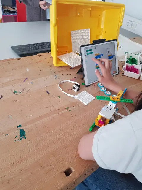 Mädchen beim Programmieren von Lego | Foto: MINT-SPASS
