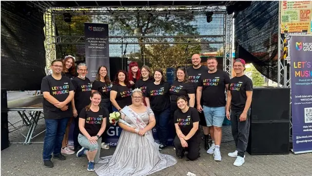 Mitwirkende der Musicalgroup mit Straßenfest-Prinzessin Franziska I.  | Foto: musicalgroup e.V.