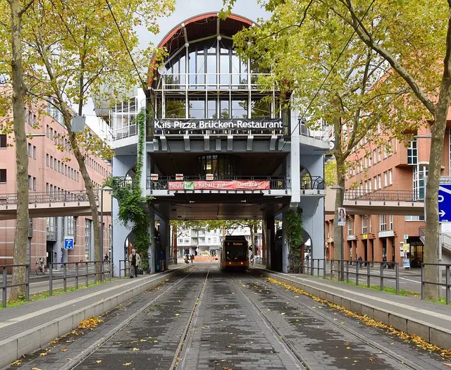 Denkmalgeschütztes Brückenrestaurant über der Fritz-Erler-Straße am Kronenplatz | Foto: Stadt Karlsruhe, Monika Müller-Gmelin