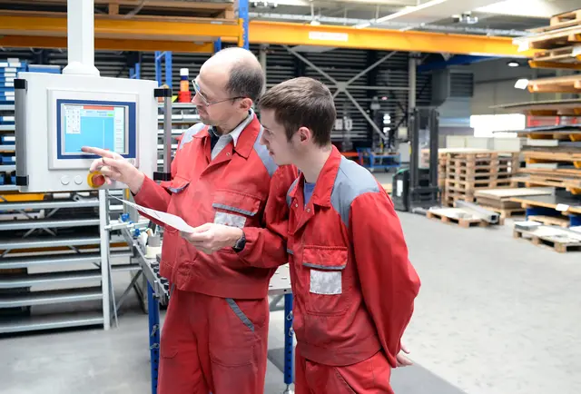 Berufsausbildung im Handwerk: Ausbilder mit Azubi im Handwerk: Unterweisung an einer modernen CNC Maschine im Stahlbau
 | Foto: Industrieblick/stock.adobe.com