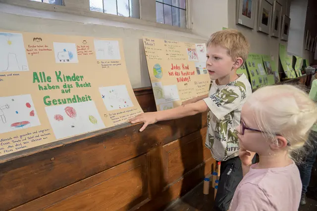Mats und Felizitas haben die Plakate mitgestaltet und kennen sich mit Kinderrechten gut aus.  | Foto: Prot. Kita-Verbund LU/Wagner