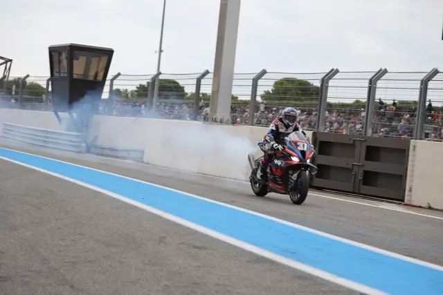 Der Augenblick der die WM entschied - die BMW mit Markus Reiterberger kommt mit Motorschaden an die Box und muss aufgeben | Foto: moto - foto