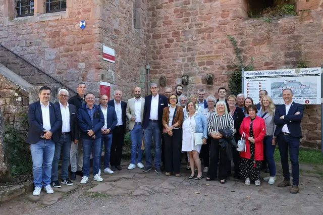 Französische Gäste und Mitglieder des Partnerschaftsbeirates vor der Burg Nanstein | Foto: Hubert Hemmer