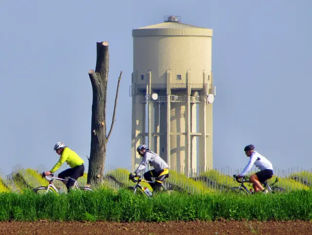 3 Radfahrer vor dem Wasserturm Duttweiler | Foto: Gerhard Syring-Lingenfelder