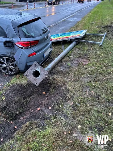 Der Hyundai kollidierte mit einem Straßenschild, das dabei aus dem Boden gerissen und erheblich beschädigt wurde | Foto: Polizeipräsidium Westpfalz