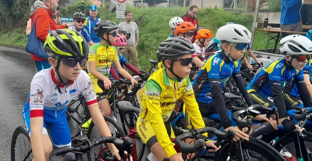 Felix Bierling (links mit schwarz-gelbem Helm) vor dem Start | Foto: |HSchäffer
