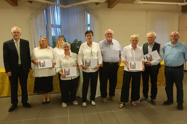 Kirchenchor Maximiliansau: Einige der geehrten aktiven Mitglieder des Chors – mit dem Vorsitzenden Volker Mühl (links) und Pfarrer Fredi Bernatz (rechts). | Foto: Rolf Vesper