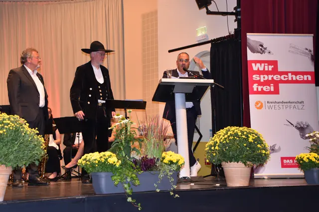 Von links: Dirk Fischer, Gerrit Horn und André Morio bei der Freisprechung der jungen Handwerker | Foto: Kreishandwerkerschaft Westpfalz