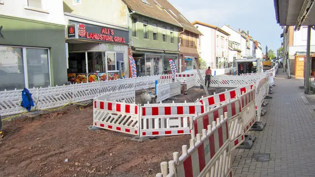 Im Bereich vor den Geschäften laufen in der Kaiserstraße in Landstuhl aktuell Tiefbauarbeiten für neue Haus- und Kanalanschlüsse – der Zugang für Fußgänger bleibt trotz Baustelle gewährleistet. | Foto: Erik Stegner